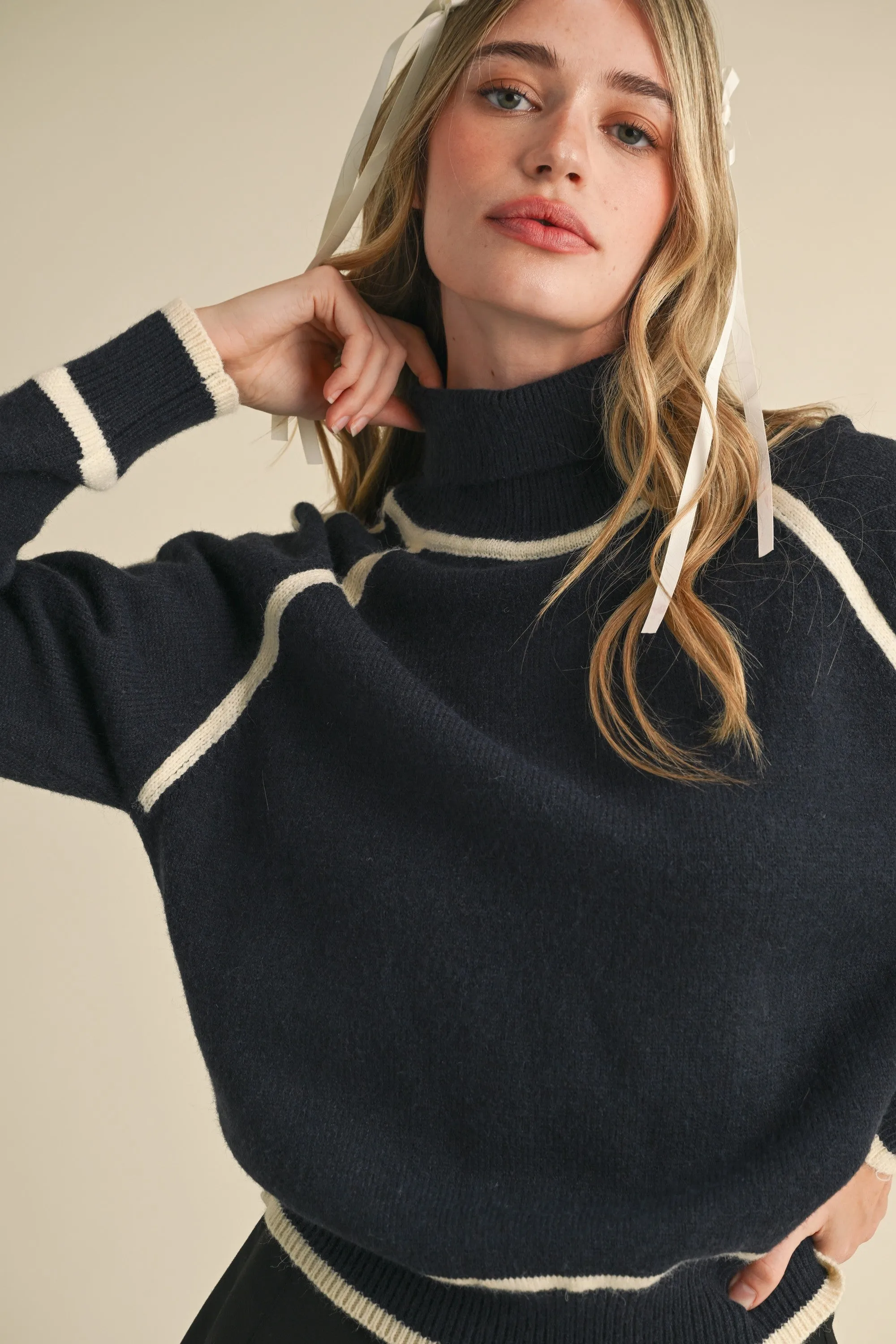 CONTRAST TRIM TURTLENECK SWEATER